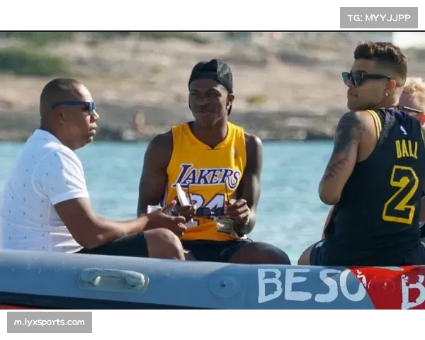 维尼修斯社交平台晒与女友甜蜜合照 内马尔打趣称小男孩陷入爱河